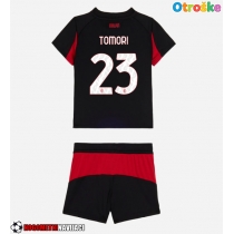 Otroške Nogometnih dresov AC Milan Fikayo Tomori #23 Domači 2025-26 Kratki rokavi (+ hlače)